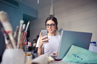 Girl talking to client via call