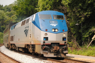 Keywrod: amtrak left 100 passengers behind in d.c. due to miscommunication